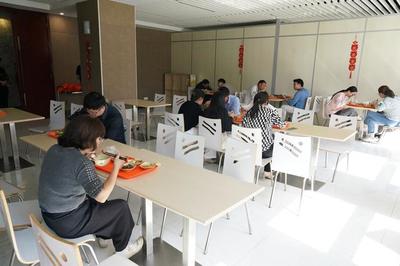 探索公益新路徑 奉賢民營企業(yè)為何“倒貼錢”運營社區(qū)食堂？